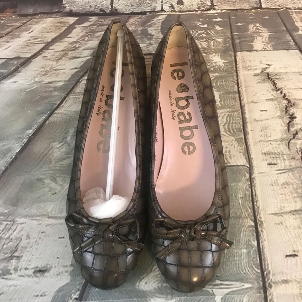 Le Babe NWOT Italian Leather Low Wedge